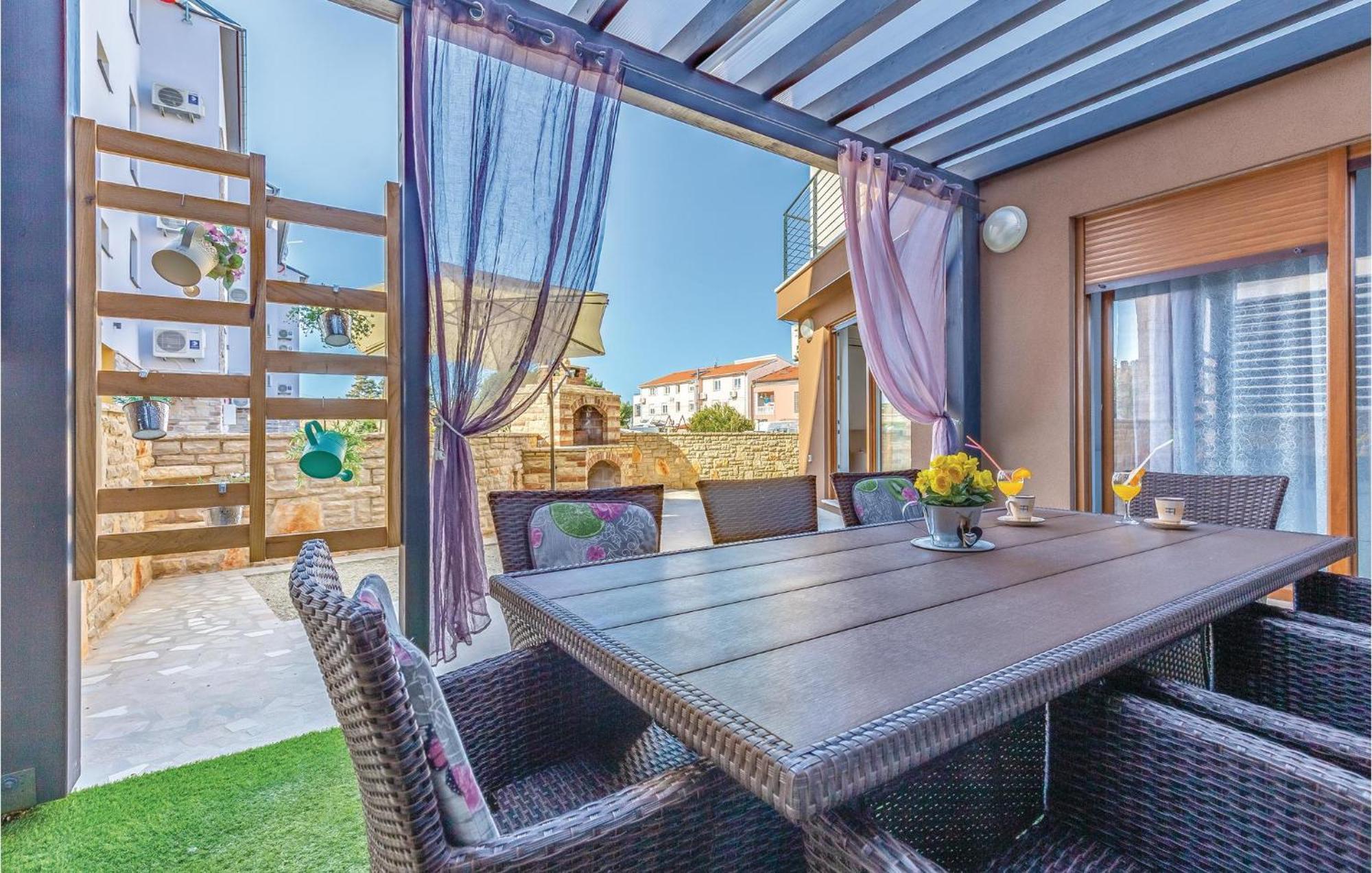 Lovely Apartment In Medulin With Kitchen Exterior foto